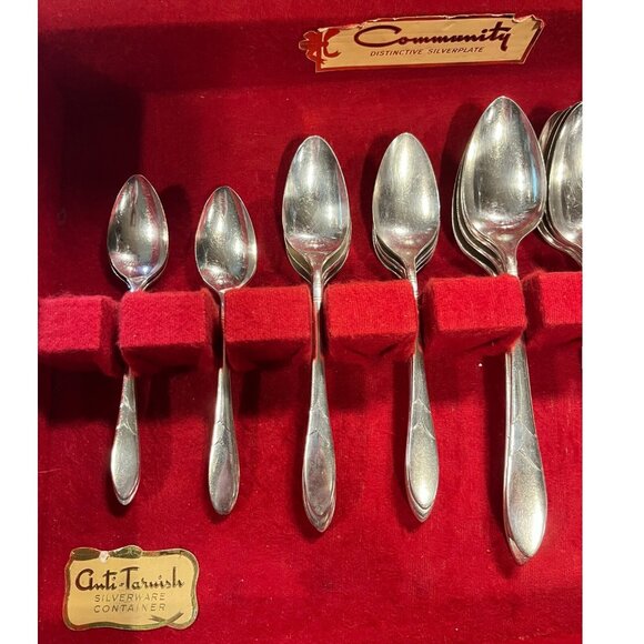 Lady Hamilton silverplate flatware by Community. 36 pc set incl. original case. - Picture 3 of 16